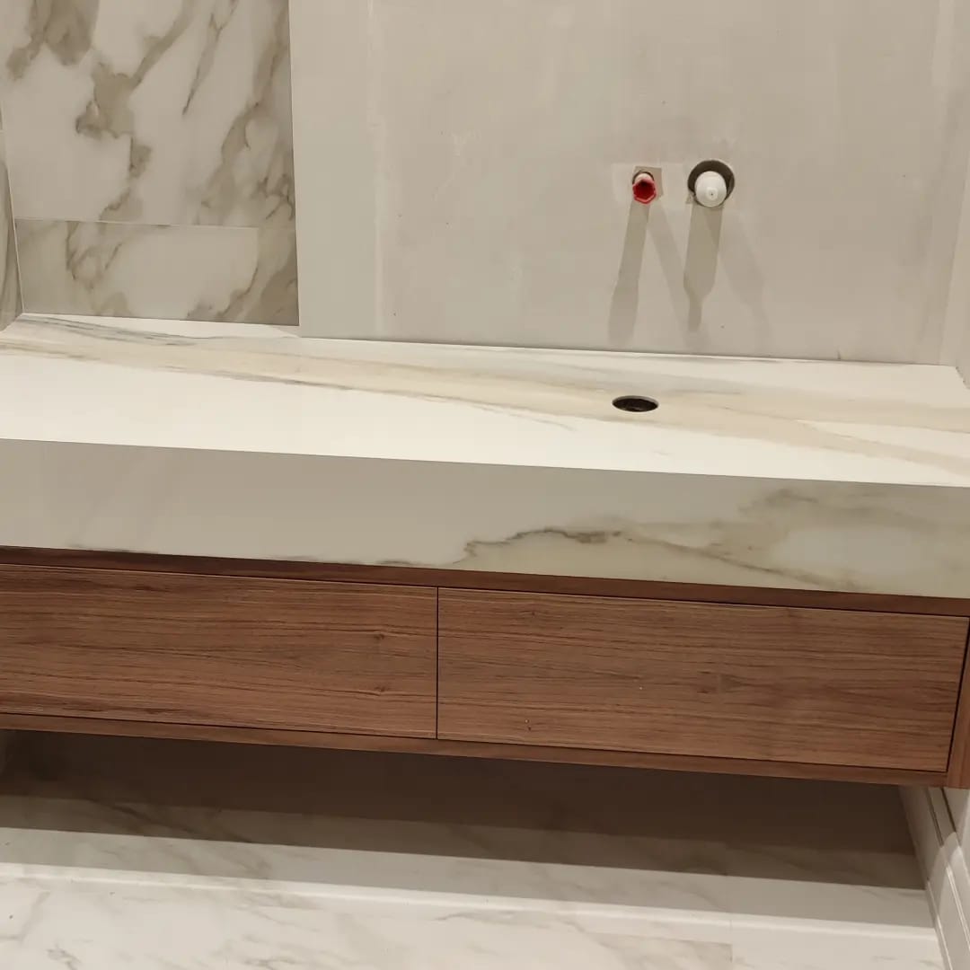 Столешница в ванной из керамогранита