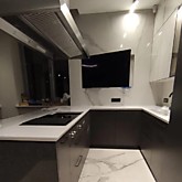 Столешница из акрилового камня. Кухонные фасады из керамогранита