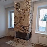 Камин в загородном доме облицованный керамогранитом